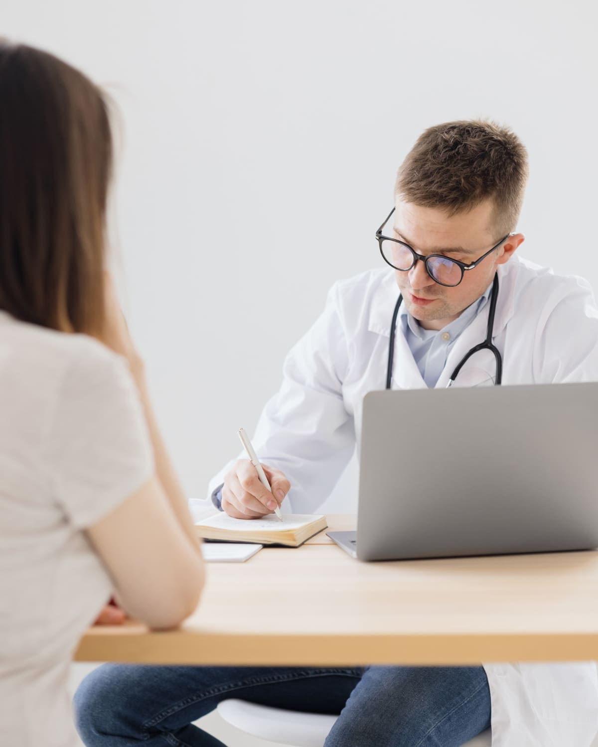Doctor resolviendo dudas a un paciente en su consultorio en Saltillo